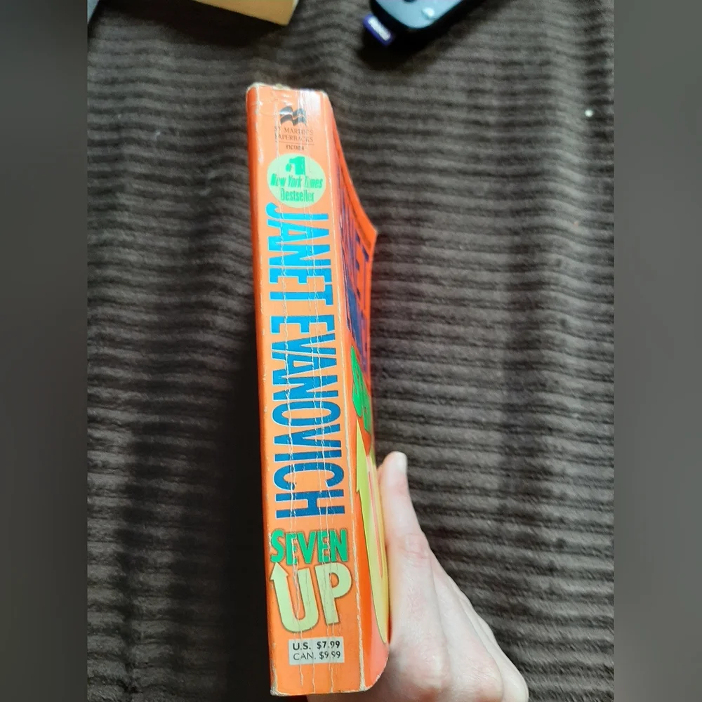 Seven Up paperback by Janet Evanovich